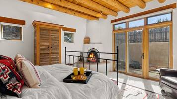 3 bedrooms, desk, iron/ironing board, travel crib