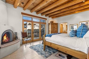 3 bedrooms, desk, iron/ironing board, travel crib - Luxury Home, Pool, Sweeping Views (Santa Fe)