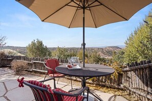 Outdoor dining - Luxury Home, Pool, Sweeping Views (Santa Fe)
