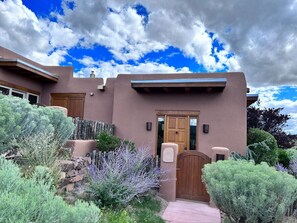 Exterior - Luxury Home, Pool, Sweeping Views (Santa Fe)