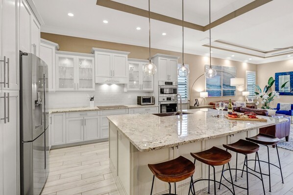 Réfrigérateur, four à micro-ondes, un four, surface de cuisson