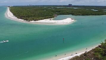 Beach nearby, sun loungers, beach towels