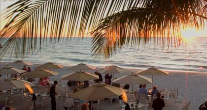 Beach! 2 Masters w Kings, Pets, Queen ensuite, hot tub, private heated Pool