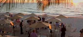 Beach! 2 Masters w Kings, Pets, Queen ensuite, hot tub, private heated Pool