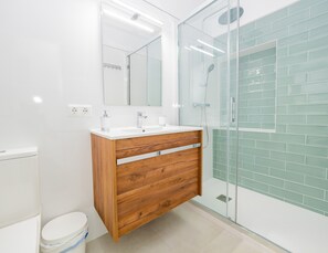 Een douche, een haardroger, handdoeken