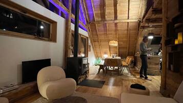 Televisor intel·ligent, llar de foc, llibres i estèreo