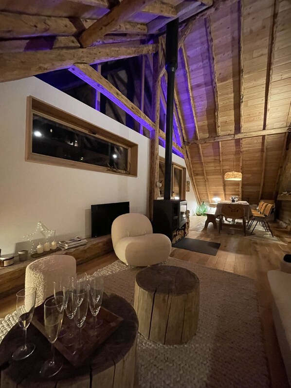 Smart TV, chimenea, libros y estéreo