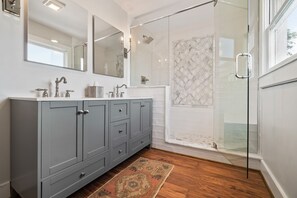 Combined shower/tub, hair dryer, towels, soap - The Cottage at Southbend Farm (Mount Pleasant)