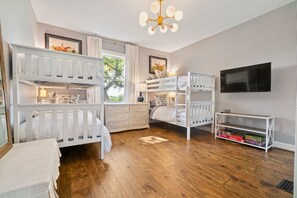 3 Schlafzimmer, Schreibtisch, Bügeleisen/Bügelbrett, WLAN