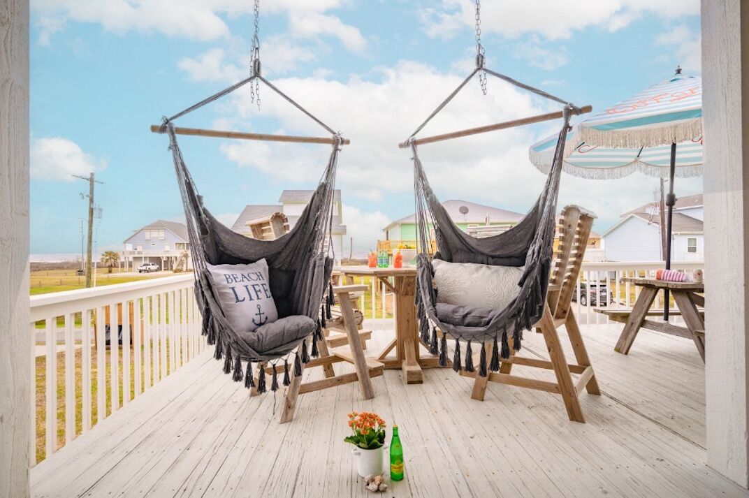 Relax at “Texas Sun”~~~Gulf Views~~~3 Min. Walk to the Beach!