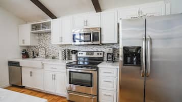 Jääkaappi, mikroaaltouuni, uuni, liesi