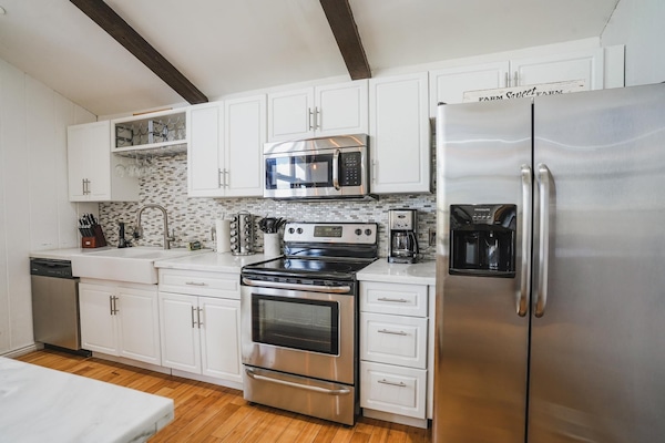 Een koelkast, een microgolfoven, een oven, een kookplaat