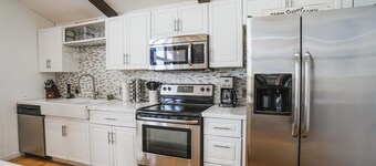 Pet friendly/walk to restaurant/bar and golf 