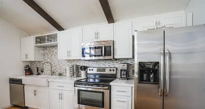 Pet friendly/walk to restaurant/bar and golf