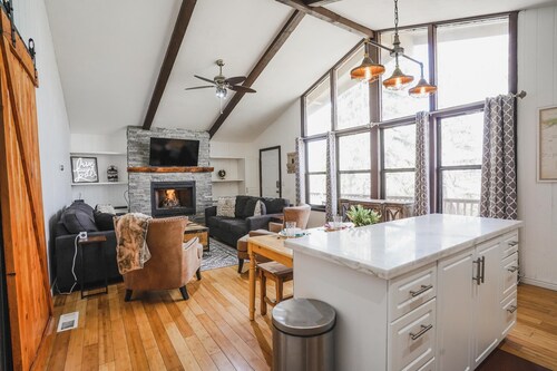 Pet friendly/walk to restaurant/bar and golf 