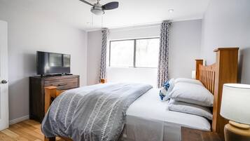 2 makuuhuonetta, työpöytä, silitysrauta/-lauta, ilmainen Wi-Fi