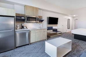 Biancheria da letto ipoallergenica, una scrivania, postazione laptop