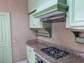 Kühlschrank, Mikrowelle, Ofen, Geschirrspüler