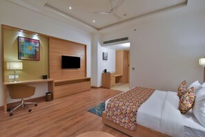 Deluxe Room, 1 King Bed, Non Smoking | Premium bedding, memory foam beds, minibar, blackout drapes