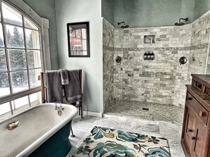Badewanne, Haartrockner, Handtücher, Seife