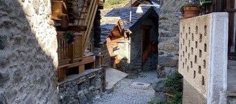 Entire Chalet with fireplace. garden, Wi-Fi, adjacent to village center