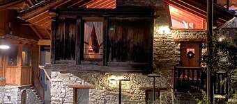 Entire Chalet with fireplace. garden, Wi-Fi, adjacent to village center