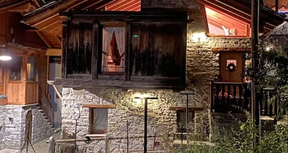 Entire Chalet with fireplace. garden, Wi-Fi, adjacent to village center