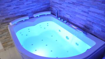 Dusche, Whirlpool, Haartrockner, Bidet