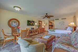 Een kluis op de kamer, een strijkplank/strijkijzer, gratis wifi