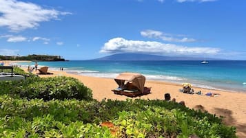 Plage, chaises longues, serviettes de plage