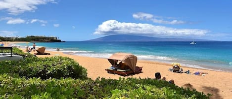 På stranden, solstolar och strandhanddukar