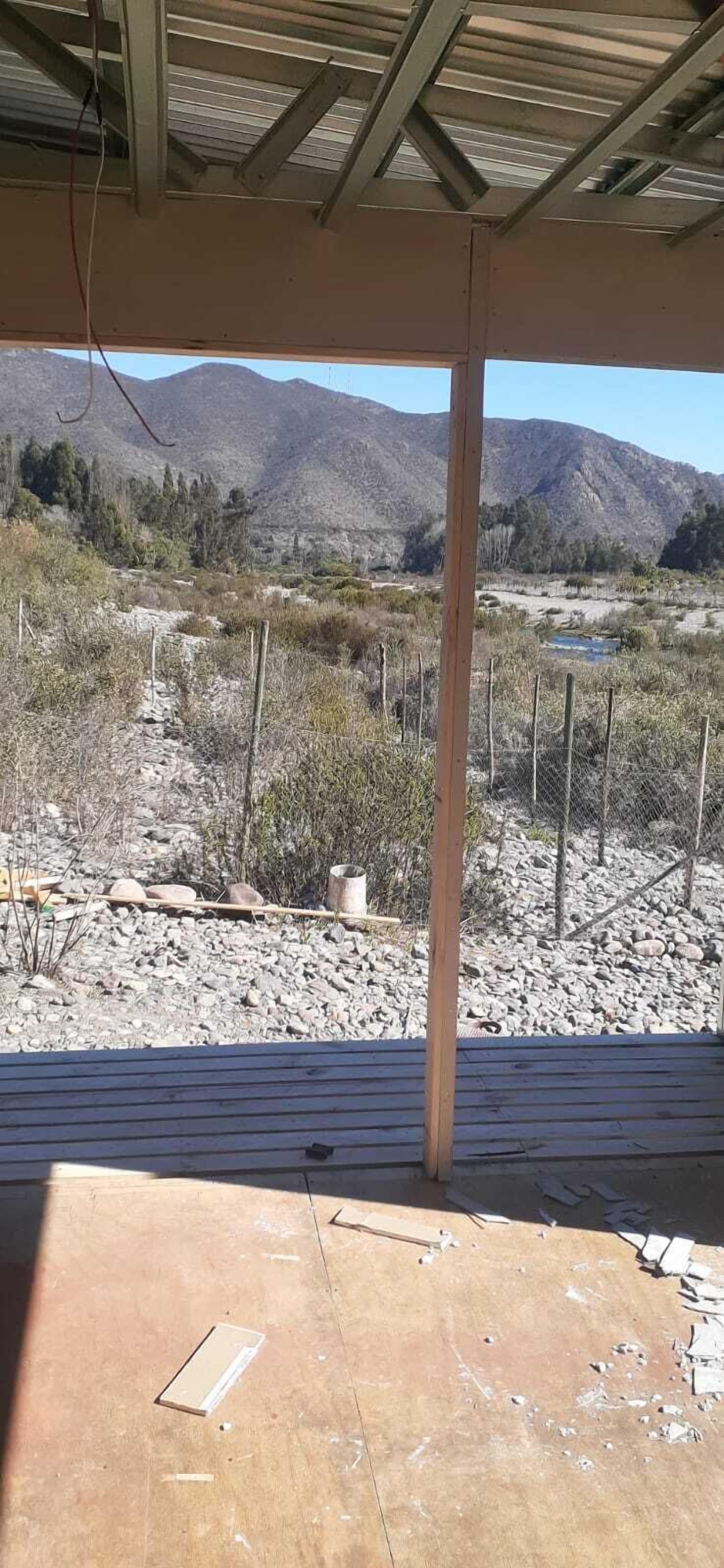 Un espacio al aire libre techado con vistas a un paisaje montañoso.
