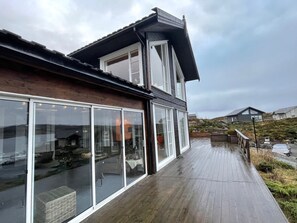 Exterior - Large, beautiful cottage by the sea 45 min from Bergen!  High Standard! (Steinsland)