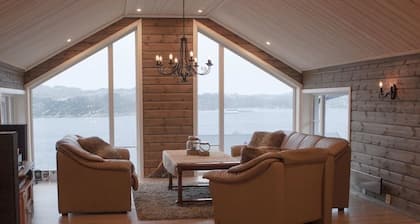Large, beautiful cottage by the sea 45 min from Bergen! High Standard!