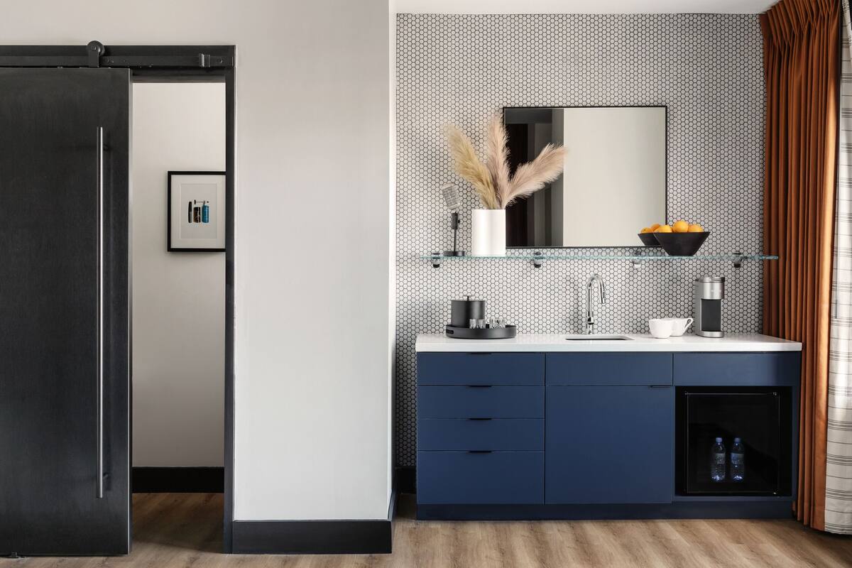 suite, 1 bedroom, non smoking, city view | 1 bedroom, desk, laptop workspace, free wifi