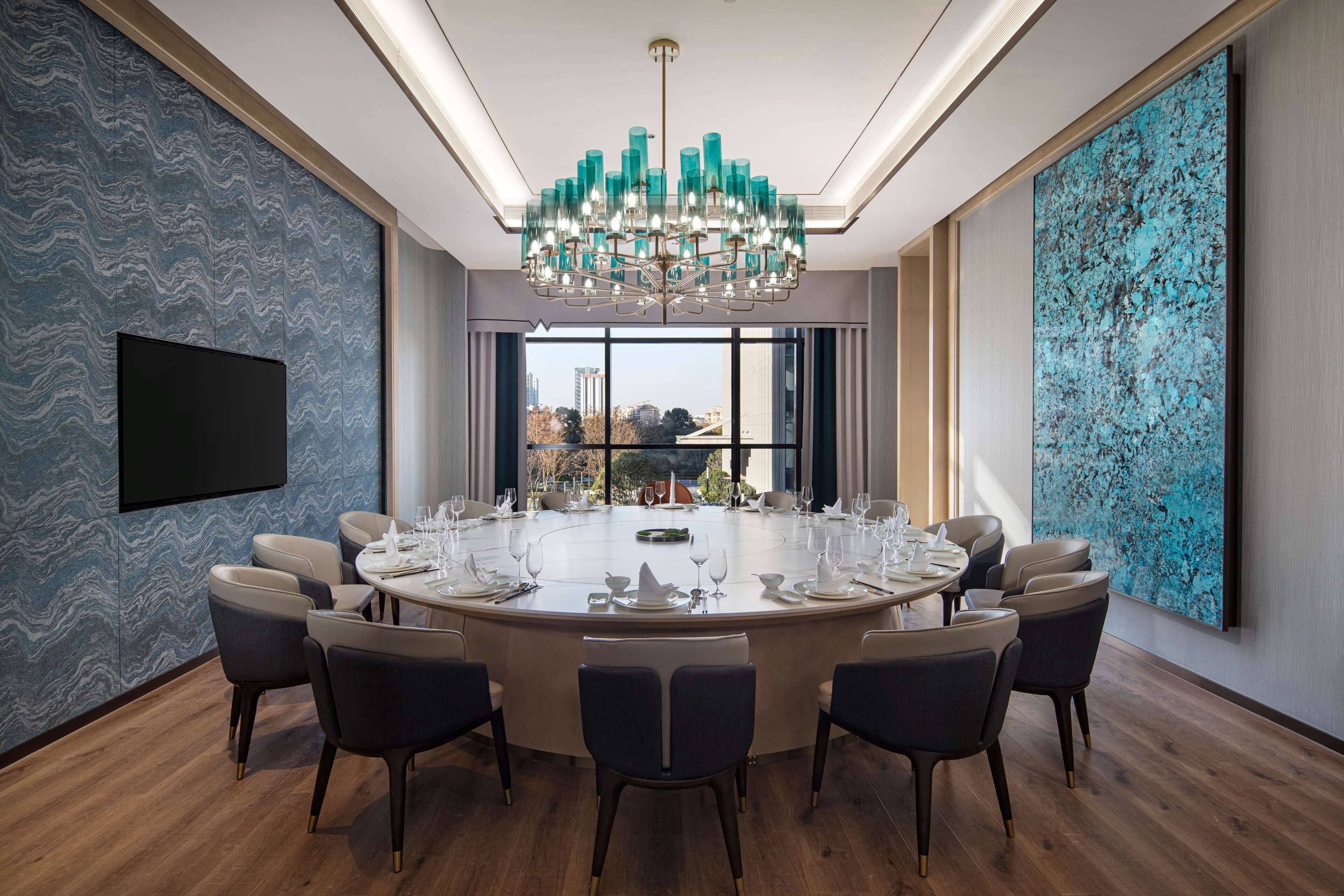 2 間餐廳；供應早餐、午餐、晚餐；中國菜