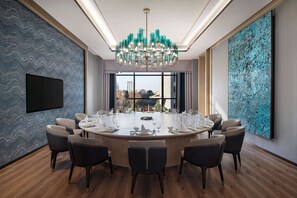 2 restoran, melayani sarapan, makan siang; sajian masakan Cina