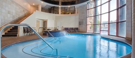 Alberca techada y alberca al aire libre