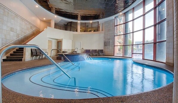 Alberca techada y alberca al aire libre