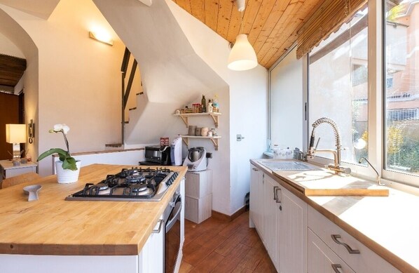 Frigorifero, microonde, forno, lavastoviglie