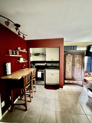 Fridge, microwave, oven, stovetop - Experience Pahoa in style - Spacious 5-Bedroom Vacation Home, Entire 1st floor (Pahoa)