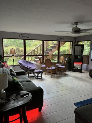 Smart TV, stereo - Experience Pahoa in style - Spacious 5-Bedroom Vacation Home, Entire 1st floor (Pahoa)