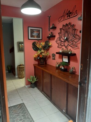 Lobby - Experience Pahoa in style - Spacious 5-Bedroom Vacation Home, Entire 1st floor (Pahoa)