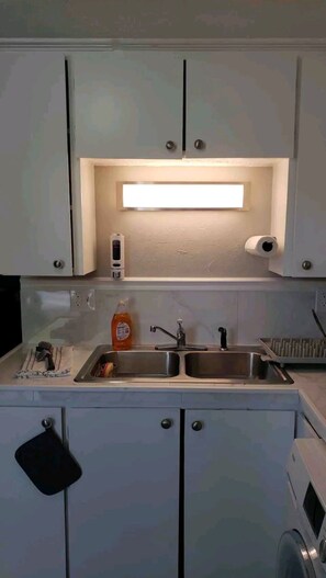 Réfrigérateur, four à micro-ondes, un four, surface de cuisson