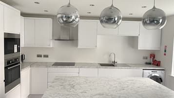 Exclusive Apartment, Accessible, Ensuite (Discovery Suite) | Private kitchen