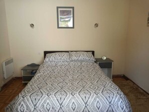 1 bedroom, travel crib, WiFi, bed sheets - LES MEZERAIS RURAL 1 BED PRIVATE COSY GITE SLEEPS 2 (Brécé)