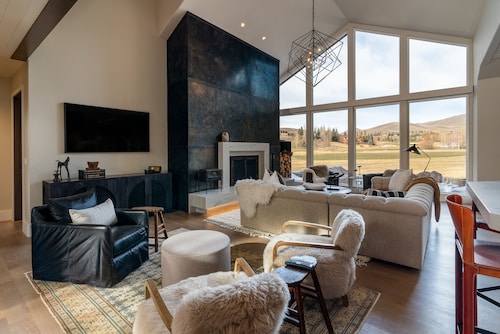 Luxurious Sun Valley Mountain Retreat on Golf Course