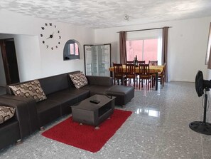 Comfort-huvila | Oleskelualue | LCD-televisio, pöytätennispöytä, työhuone