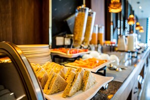 A buffet with sandwiches and various dishes. - Best Western Dalhousie (Dalhousie)