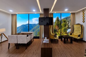 Executive-Suite, 1 King-Bett und Schlafsofa, Nichtraucher, Bergblick (with Sofabed) | Blick aufs Tal